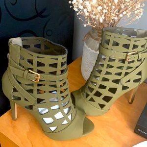 Beautiful Olive heels perfect for date night.